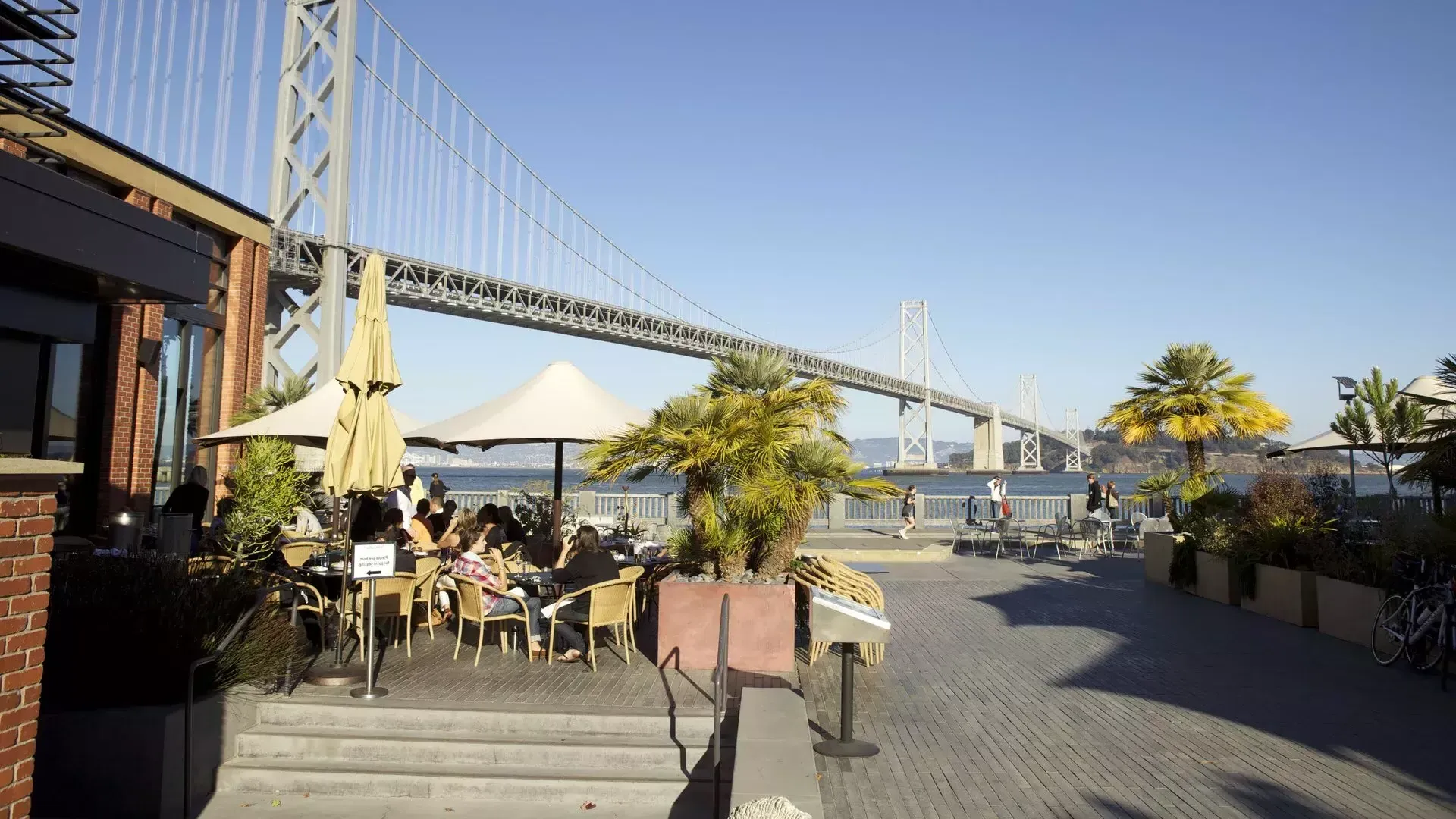 Los comensales disfrutan de una comida a lo largo del paseo marítimo de San Francisco.