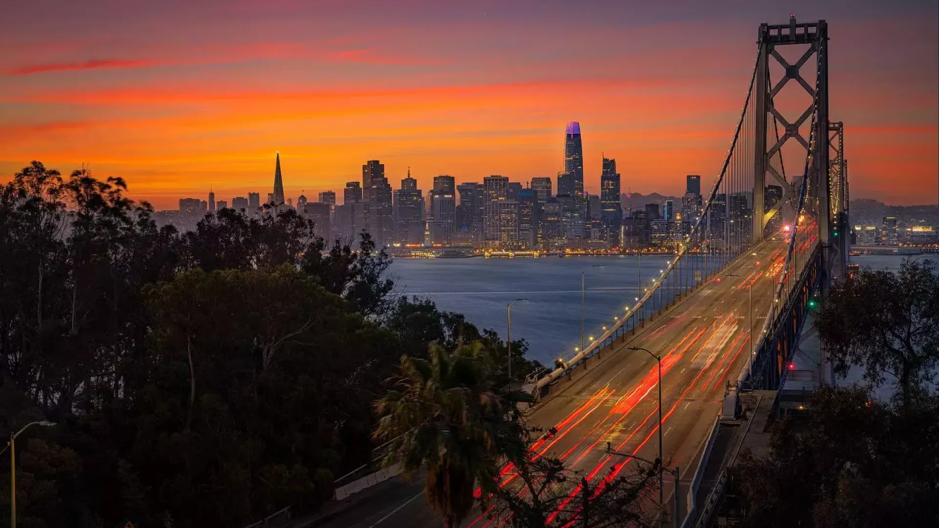 日落从海湾大桥俯瞰贝博体彩app的天际线