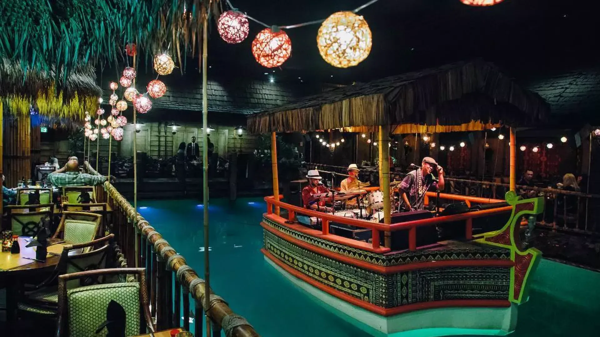 La banda de la casa toca en la laguna del mundialmente famoso Tonga Room del Hotel Fairmont de San Francisco.
