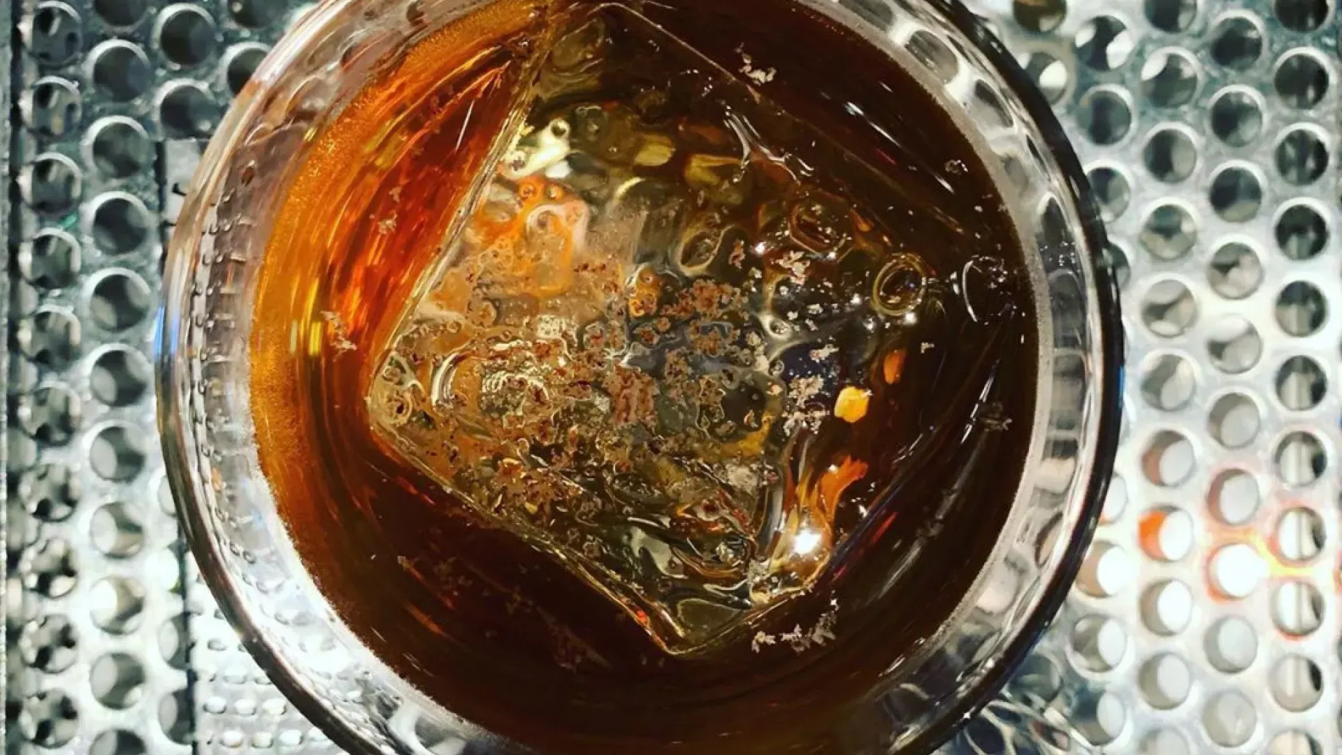 贝博体彩app的第三铁路酒吧提供威士忌鸡尾酒。.