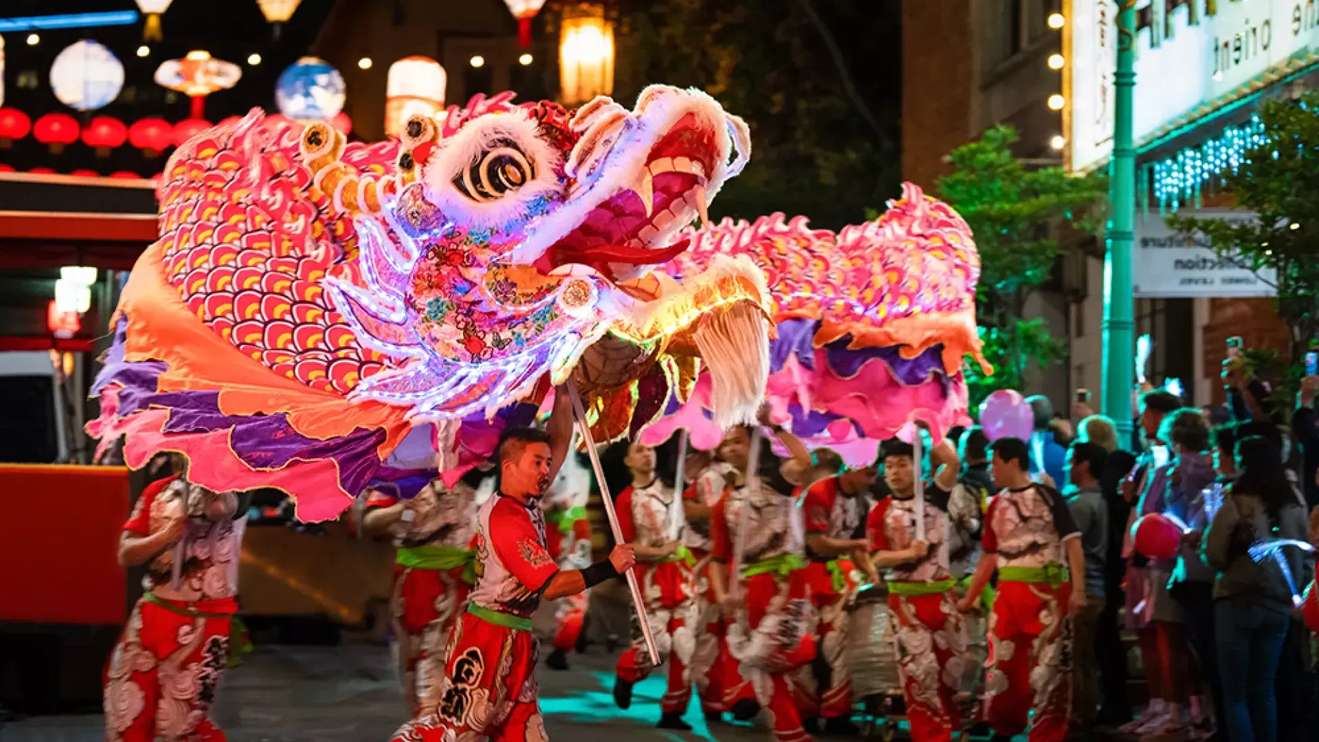 Los bailarines manipulan un dragón gigante iluminado durante el Desfile del Año Nuevo Lunar de San Francisco.