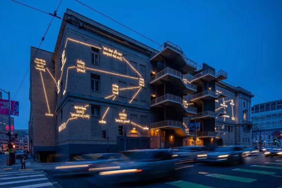 贝博体彩app的一栋建筑被艺术家约瑟夫·科斯(Joseph Kosuth)用灯光照明.
