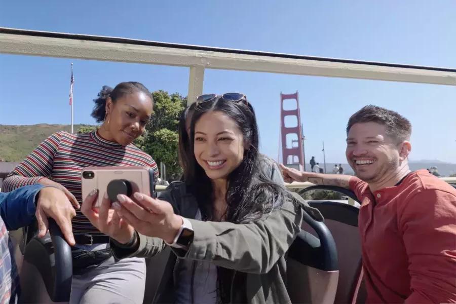 在金门大桥附近的巴士旅行中，一群自拍的游客。加利福尼亚州贝博体彩app。