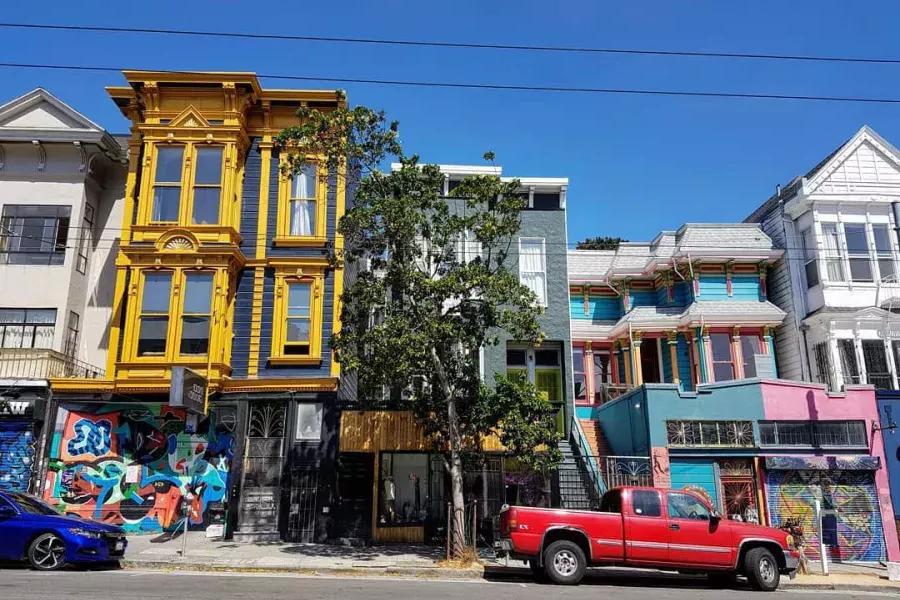 海特街(Haight Street)五彩缤纷的建筑和停在街道上的汽车. San Francisco, Californie.