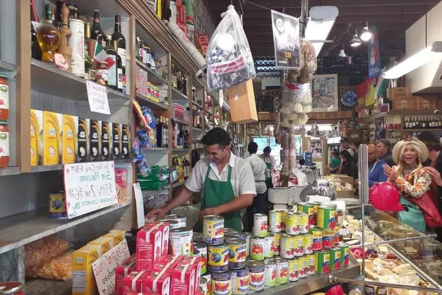 À l'intérieur d'un marché alimentaire italien dans le quartier de 北海滩 在贝博体彩app.