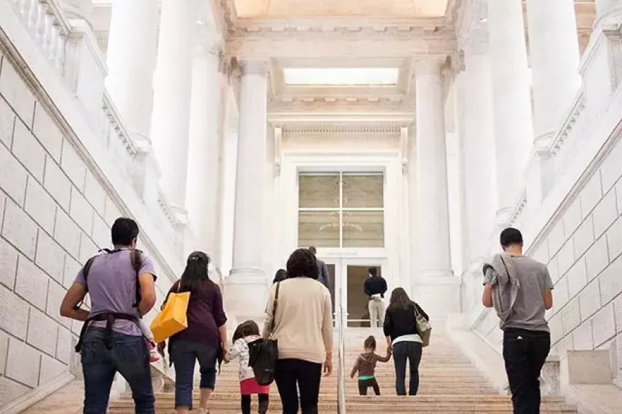 游客攀登亚洲艺术博物馆的主楼梯