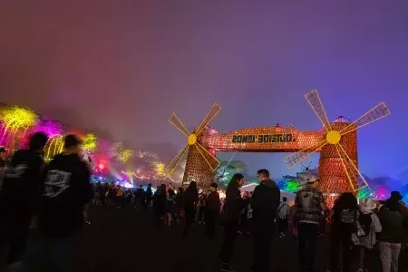 在贝博体彩app的外部修饰语音乐节上，一群参加音乐节的人被拍到在霓灯下度过夜晚。.