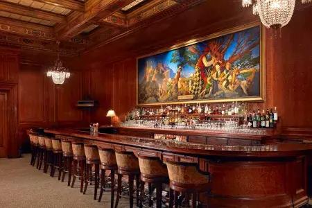 宫殿酒店的酒吧, 它的特色是镶木墙和一幅名为《哈默林的魔笛手》的画。.