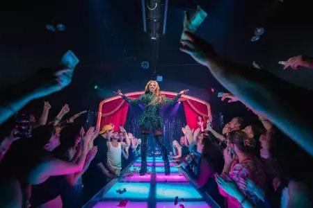 The 绿洲 Drag show is a popular nightlife activity