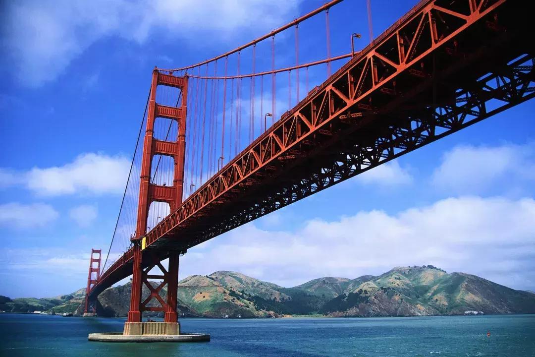 冰封的金门大桥就在下面. 加州贝博体彩app.