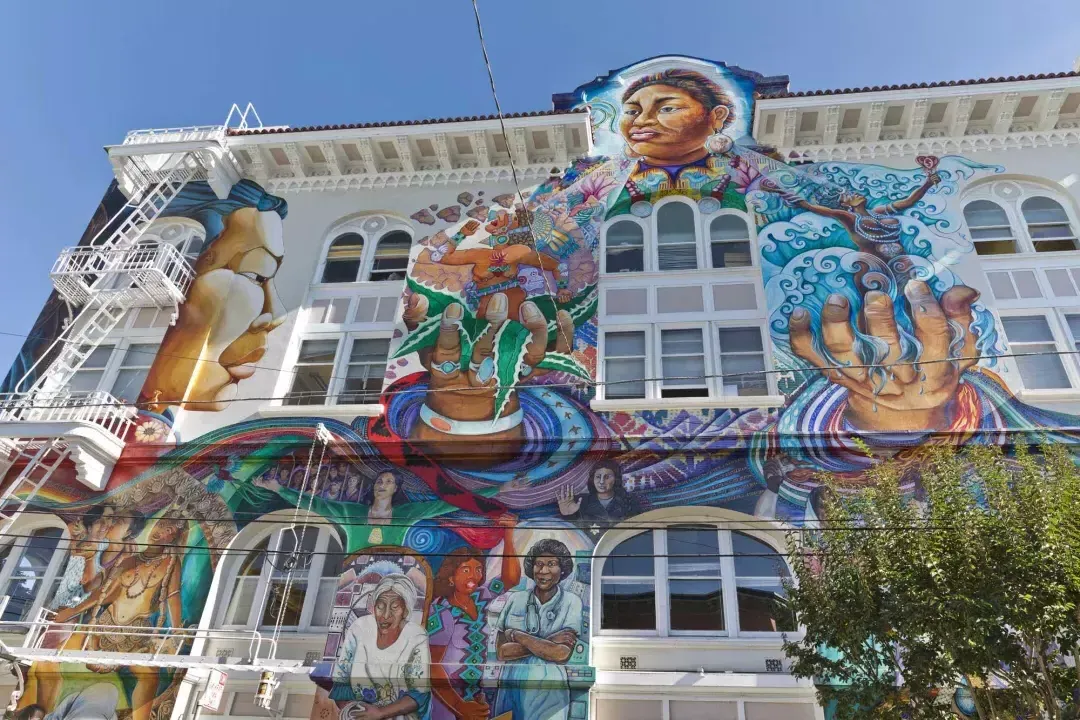 Une fresque colorée à grande échelle recouvre le côté du Women's Building dans le 县团 de San Francisco.