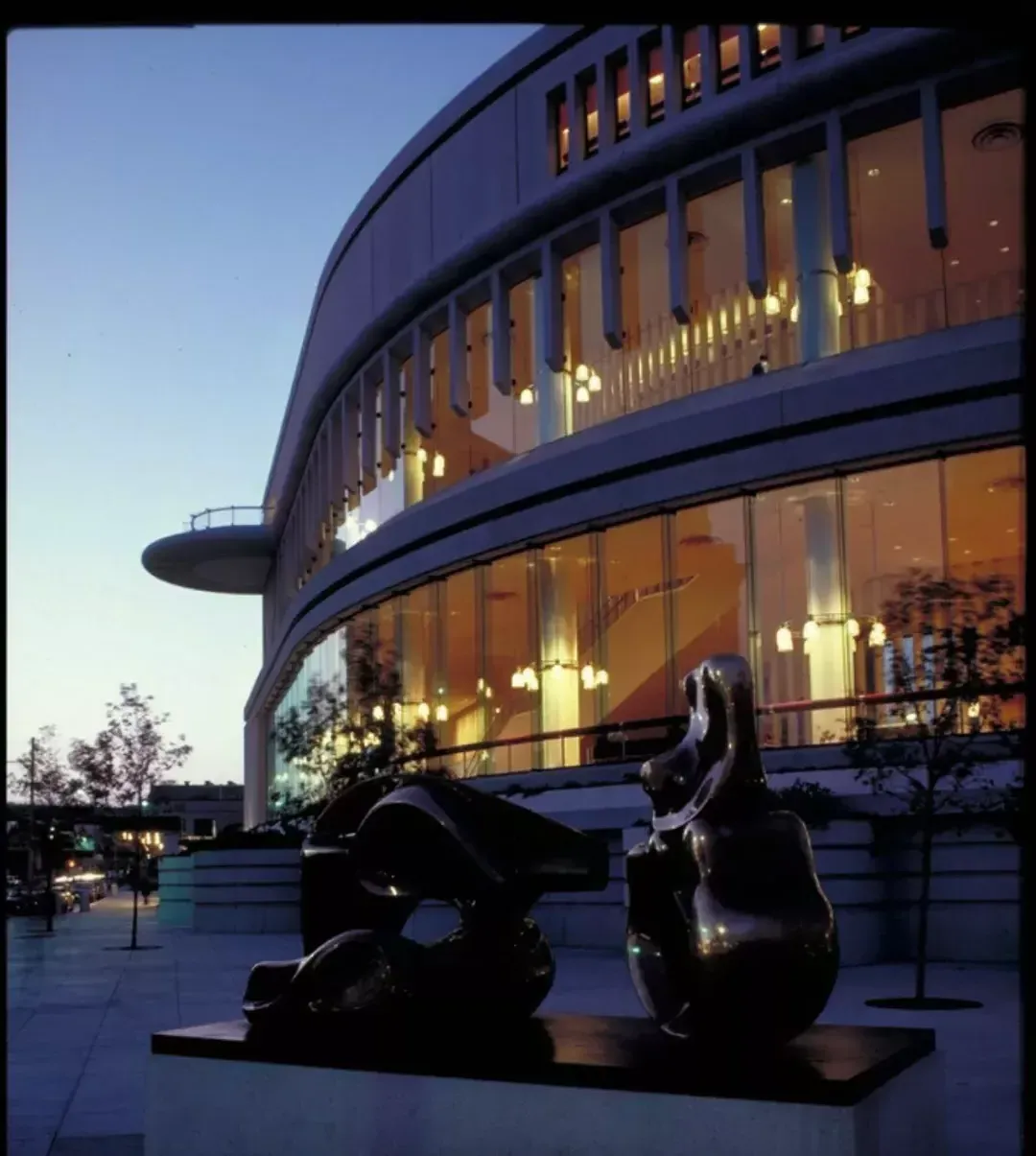 在交响乐大厅前的雕塑在晚上睡觉