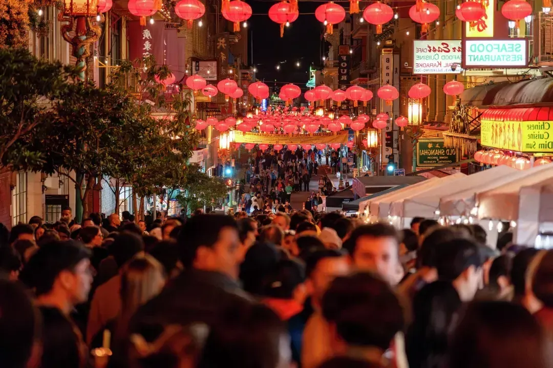 People in 唐人街 San Francisco enjoying the night market