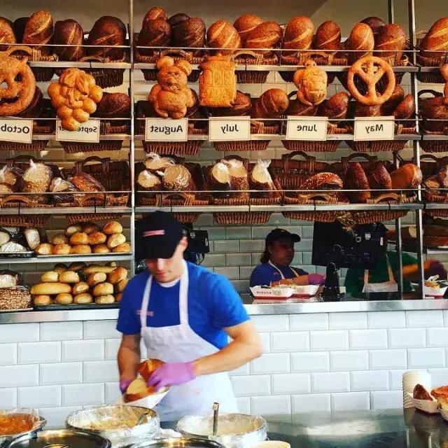 在贝博体彩app的布丹面包店，面包师正在制作酸面包。。