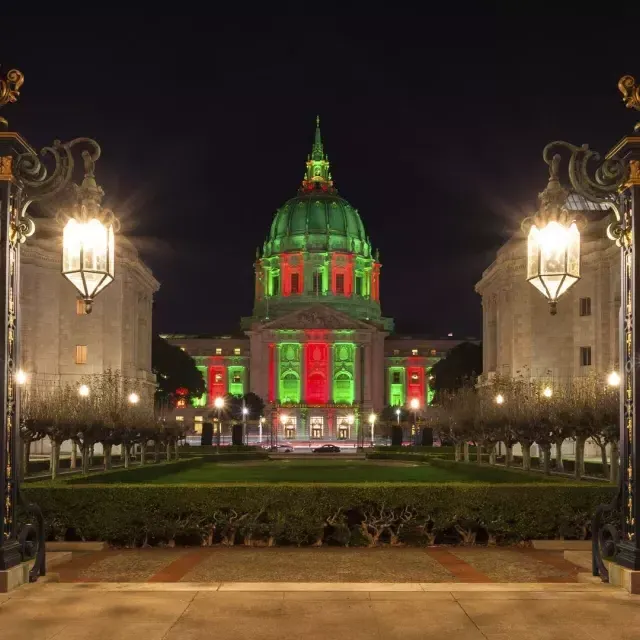 贝博体彩app市政厅为节日点亮了灯光.