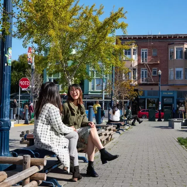 샌프란시스코 헤이즈 밸리(Hayes Valley)에 있는 패트리샤 그린(Patricia's Green)에 여성들이 밖에 앉아 있습니다.